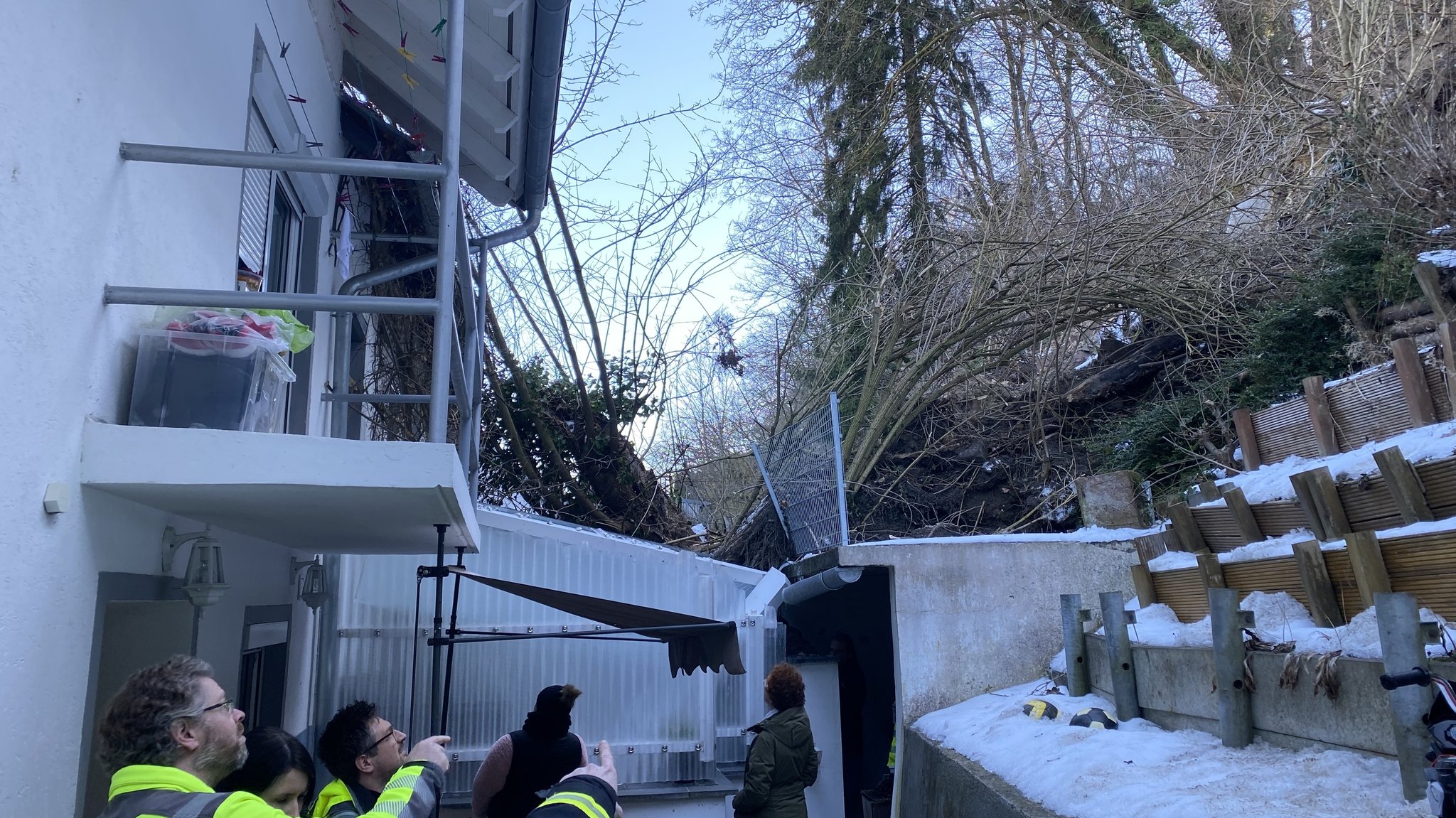 Vertreter der zuständigen Behörden begutachten den Hang. | Bild: BR/ Harald Mitterer Vertreter der zuständigen Behörden begutachten den Hang.