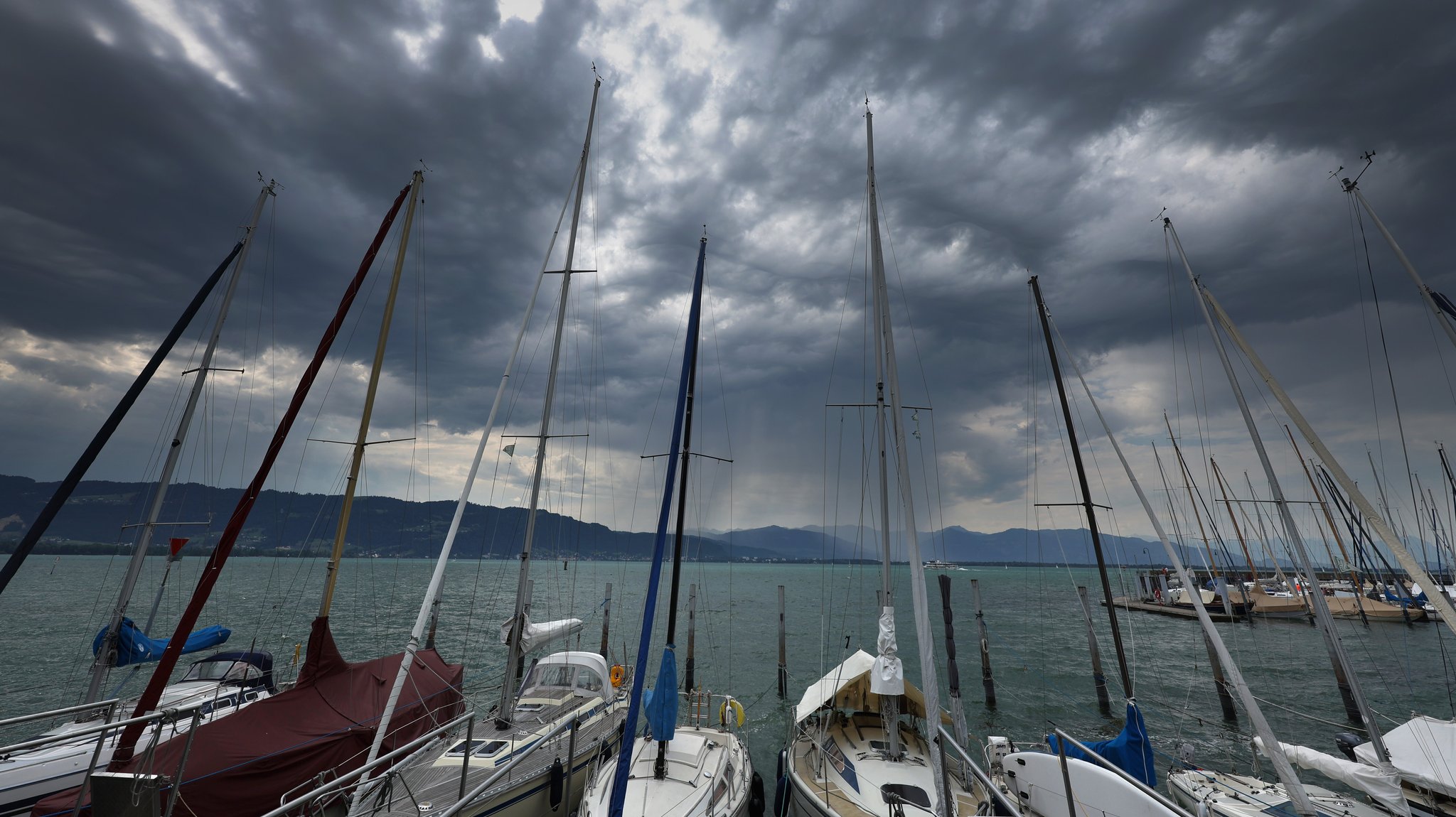 Bodensee: Segelboote bei Lindau (Symbolbild) | Bild: picture alliance/dpa | Karl-Josef Hildenbrand Bodensee: Segelboote bei Lindau (Symbolbild)