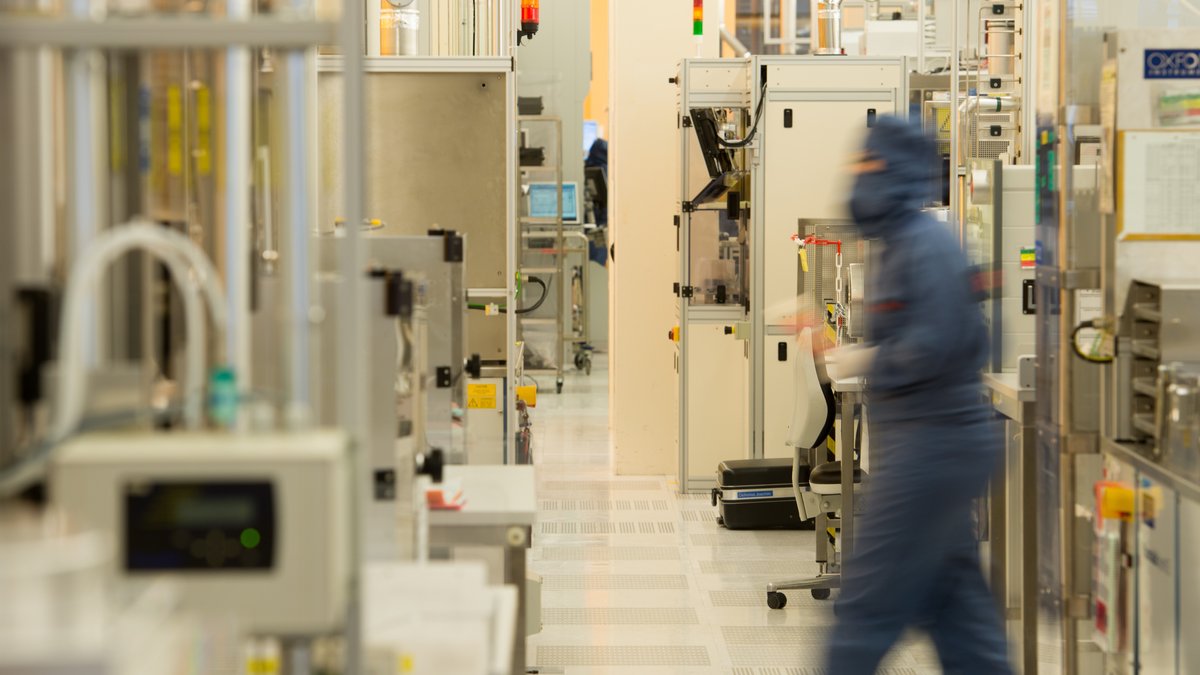Ein Mitarbeiter von Osram Opto Semiconductors geht durch einen Reinraum in der LED-Produktion im Osram-Werk in Regensburg