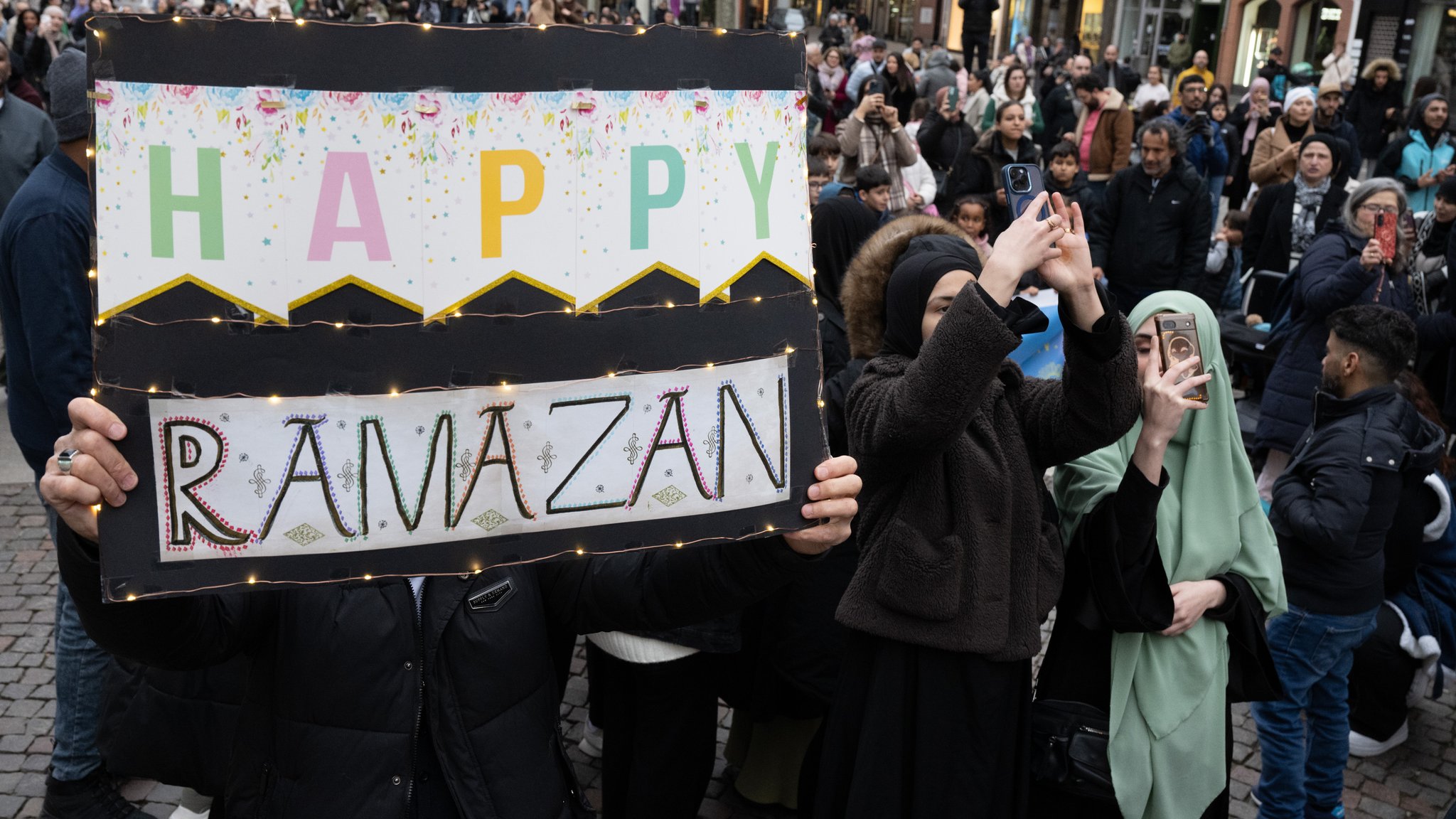 "Happy Ramazan" steht auf einem Schild in Frankfurt.