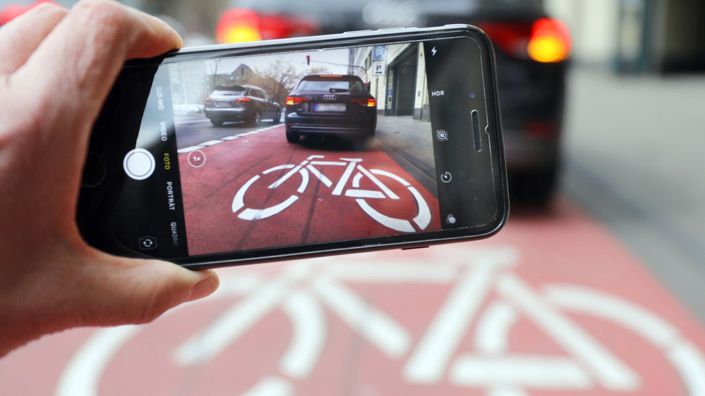 Die Stadt Regensburg will etwas dagegen unternehmen - und hat heute die Autofahrer ins Visier genommen. | Bild: BR Die Stadt Regensburg will etwas dagegen unternehmen - und hat heute die Autofahrer ins Visier genommen.