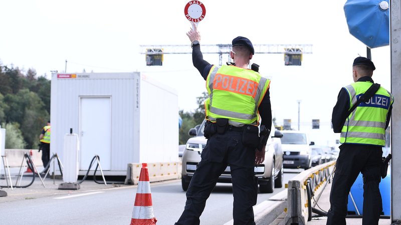 Grenzkontrollen an der deutsch-österreichischen Grenze am 22.08.2024 am Grenzübergang Walserberg (Symbolbild) | Bild: pa/dpa/Revierfoto Grenzkontrollen an der deutsch-österreichischen Grenze am 22.08.2024 am Grenzübergang Walserberg (Symbolbild)