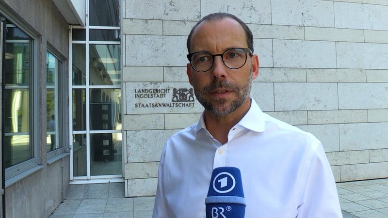 Ein Sprecher der Staatsanwaltschaft Ingolstadt steht vor dem Gebäude der Staatsanwaltschaft. | Bild: BR Ein Sprecher der Staatsanwaltschaft Ingolstadt steht vor dem Gebäude der Staatsanwaltschaft.