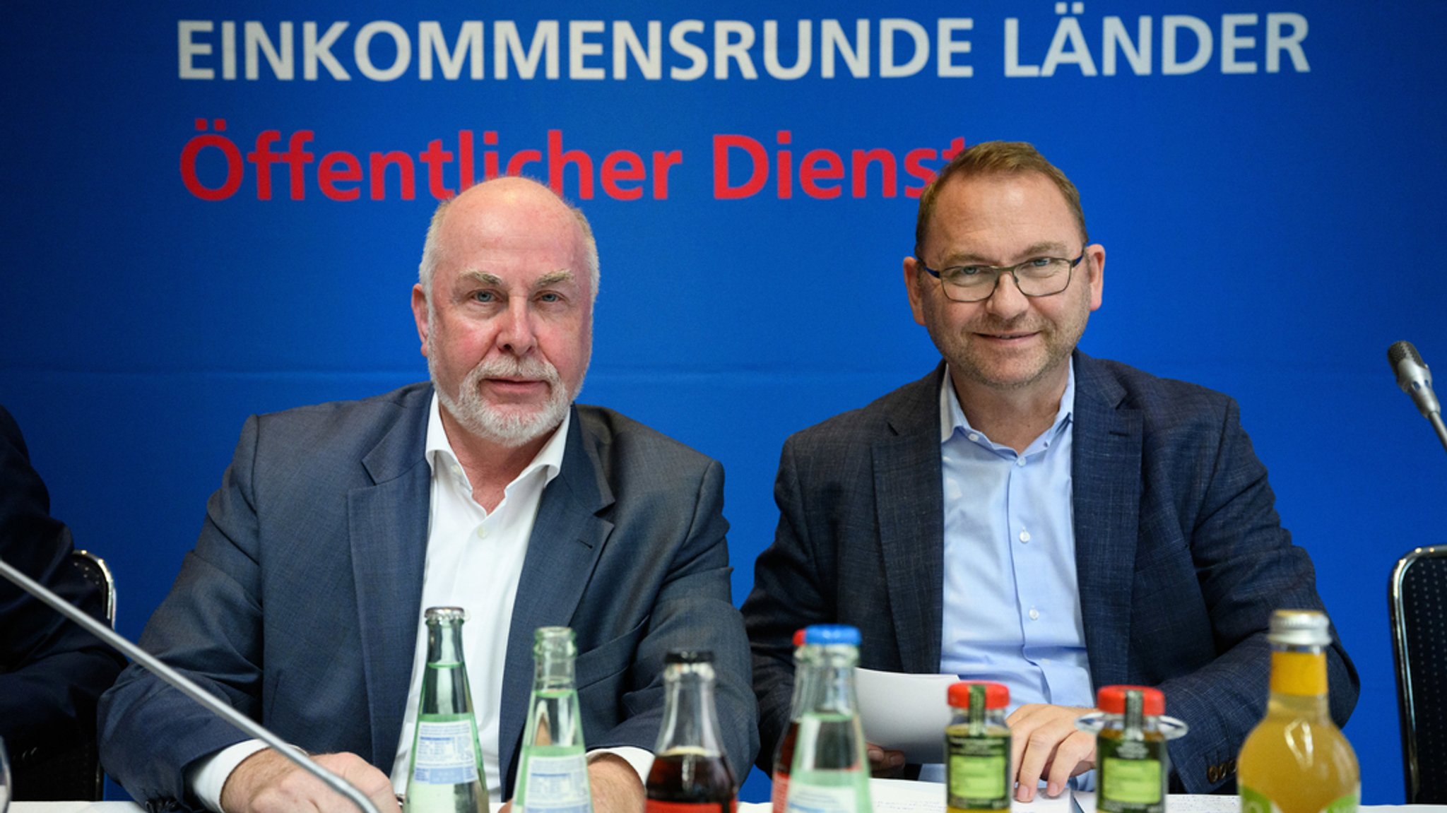 Ulrich Silberbach (l.), dbb-Bundesvorsitzender, und Frank Werneke, Verdi-Vorsitzender, informieren bei einer Pressekonferenz über den Beschluss der Tarifkommissionen der Vereinten Dienstleistungsgewerkschaft (Verdi) und des dbb Beamtenbund und Tarifunion zu den Forderungen, mit denen die Gewerkschaften in die anstehende Einkommensrunde im öffentlichen Dienst der Länder gehen werden.