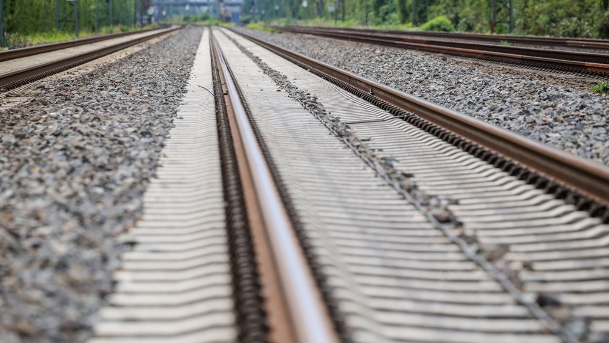 Symbolbild: Bahngleise | Bild: dpa-Bildfunk/Christoph Reichwein Symbolbild: Bahngleise