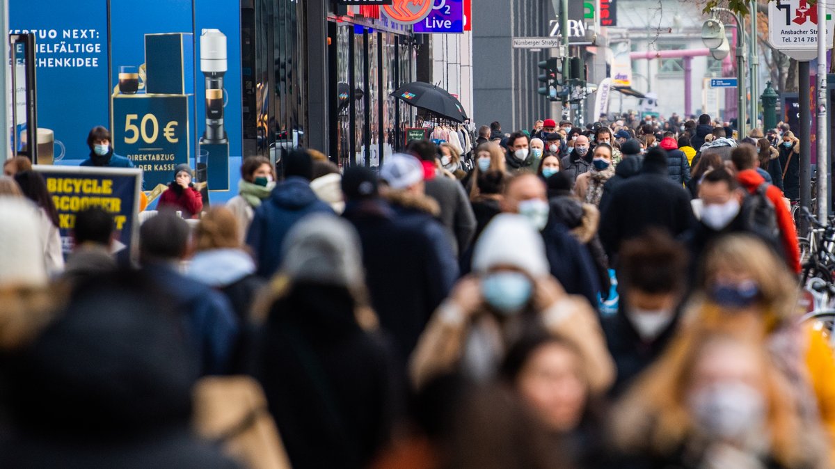 Zahlreiche Menschen mit Mund-Nasen-Schutz sind auf der Einkaufsmeile Tauentzienstraße unterwegs. Zu den Eigenheiten Omikrons gehört, dass zunächst die Städte heftig betroffen sind. 
