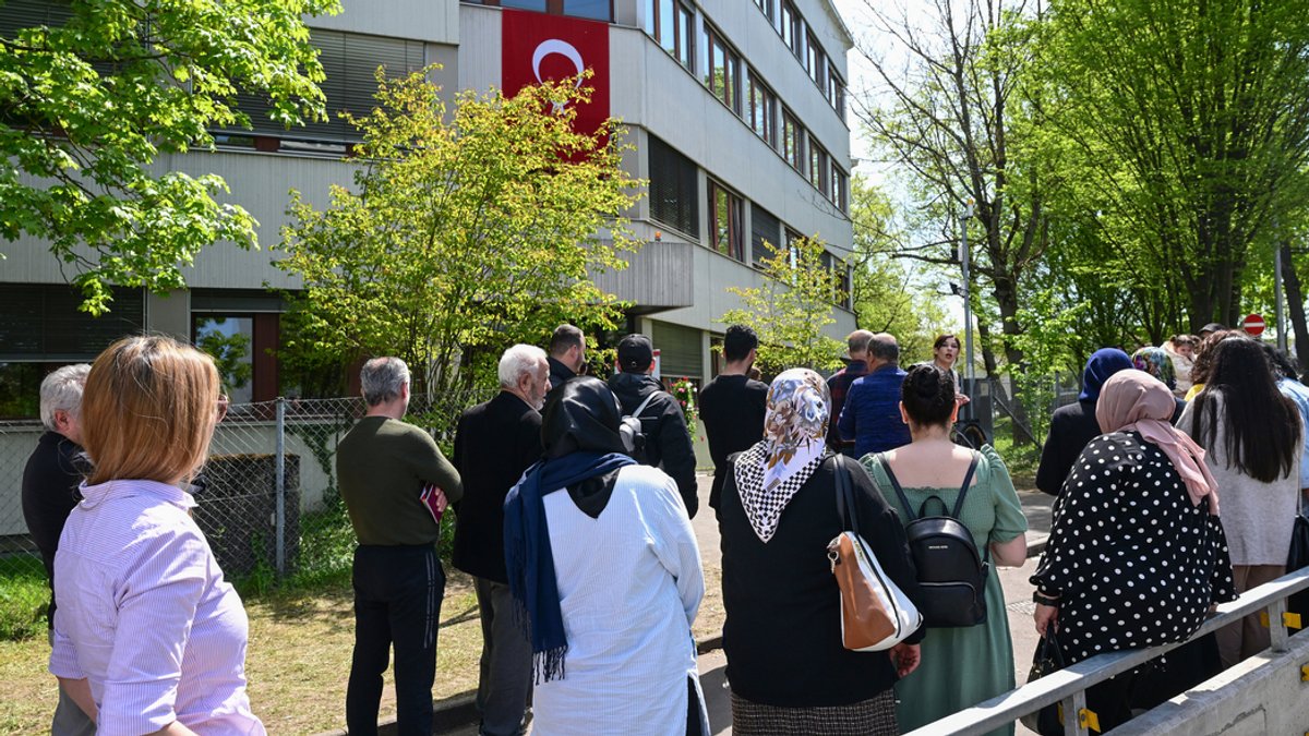 04.05.2023: Wahlberechtigte Türken stehen vor einem Wahllokal in Stuttgart zur Abstimmung für die Türkei-Wahlen.