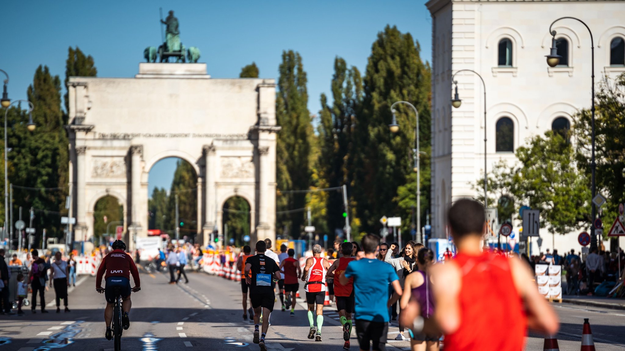 Jetzt am Sonntag startet der München Marathon: Rund 28.000 Teilnehmende machen mit. Es kommt zu Straßensperrungen und Einschränkungen im ÖPNV. | Bild: Shutterstock/Timo Nausch Jetzt am Sonntag startet der München Marathon: Rund 28.000 Teilnehmende machen mit. Es kommt zu Straßensperrungen und Einschränkungen im ÖPNV.