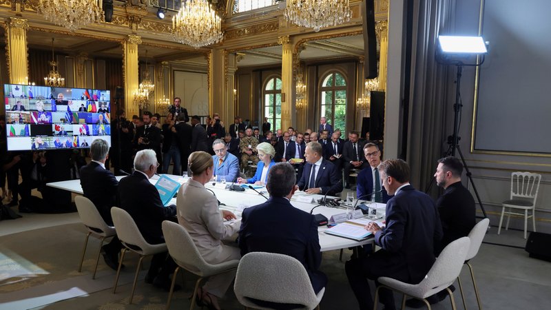 Der ukrainische Präsident Wolodymyr Selenskyj (rechts) und der französische Präsident Emmanuel Macron (zweiter von rechts) nehmen zusammen mit anderen internationalen Staats- und Regierungschefs an einem Gipfeltreffen zur Ukraine im Élysée-Palast teil. | Bild: picture alliance / ASSOCIATED PRESS | Ludovic Marin Der ukrainische Präsident Wolodymyr Selenskyj (rechts) und der französische Präsident Emmanuel Macron (zweiter von rechts) nehmen zusammen mit anderen internationalen Staats- und Regierungschefs an einem Gipfeltreffen zur Ukraine im Élysée-Palast teil.
