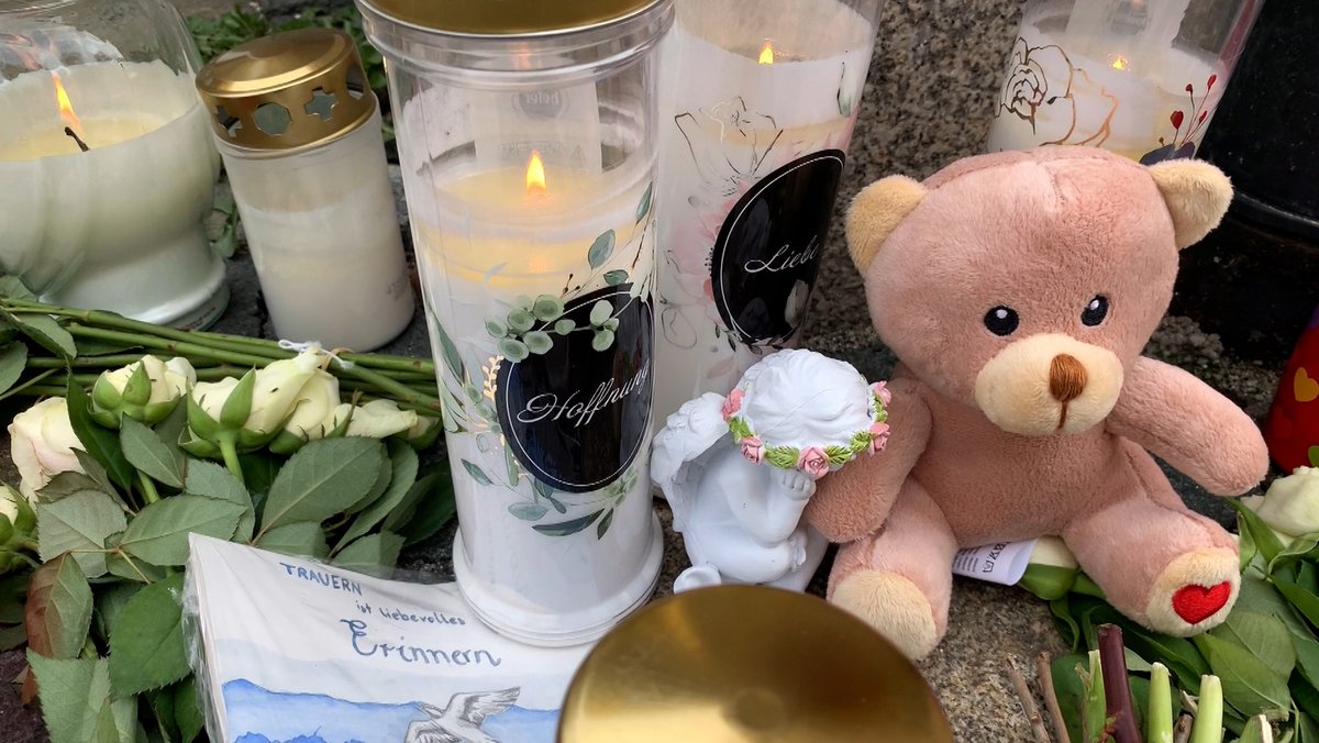 Blumen und Kerzen in Erinnerung an das getötete Mädchen in Wunsiedel