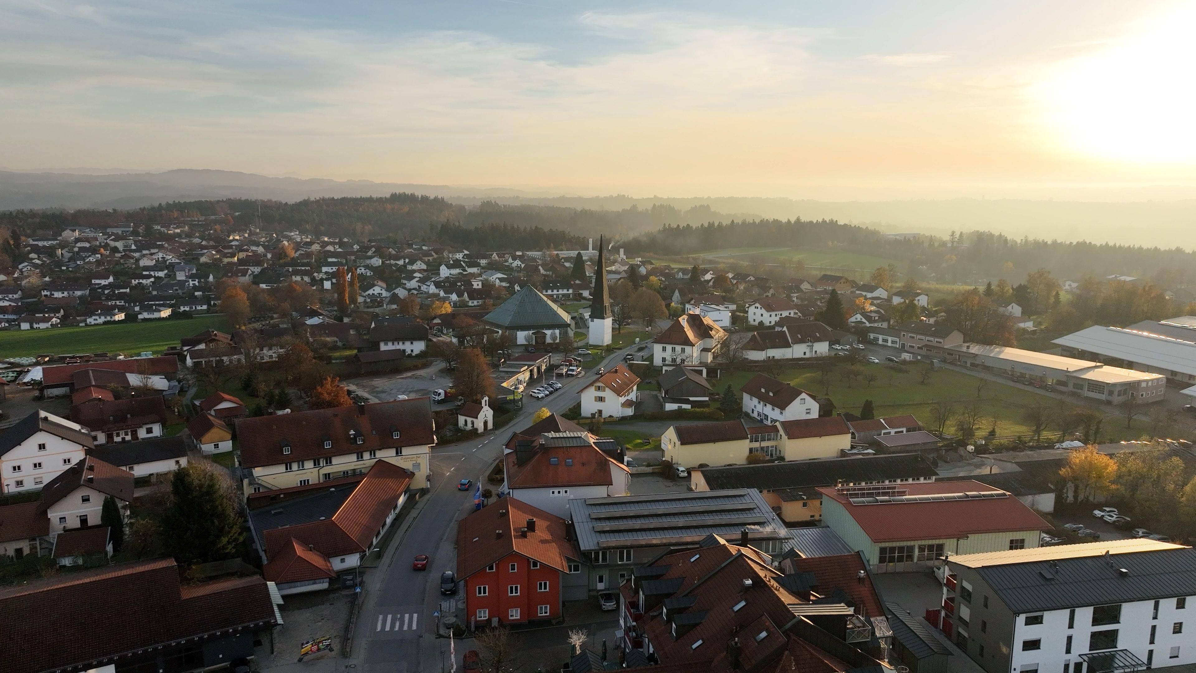 Die Gemeinde Salzweg im Kreis Passau von oben.