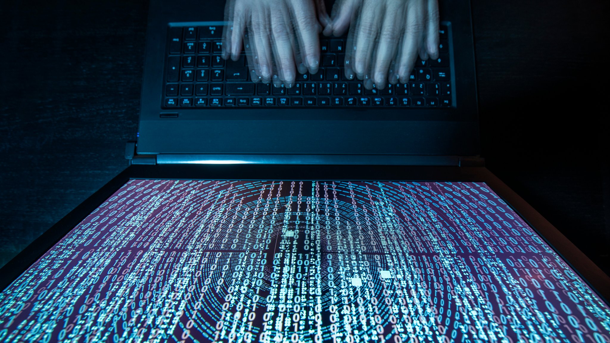Zahlencodes auf dem Monitor eines Laptops aus der Vogelperspektive (Archiv- und Symbolbild) | Bild: picture alliance / Klaus Ohlenschläger Zahlencodes auf dem Monitor eines Laptops aus der Vogelperspektive (Archiv- und Symbolbild)