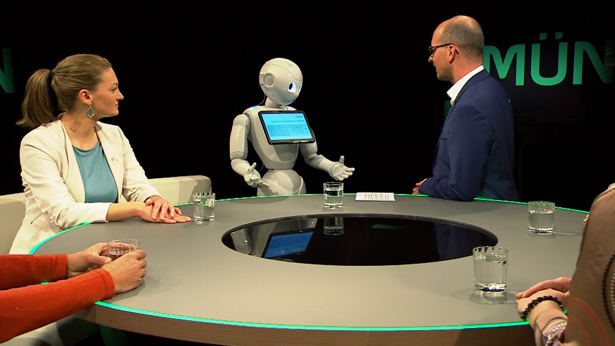 TV-Premiere: Roboter Pepper diskutiert mit in der Münchner Runde.