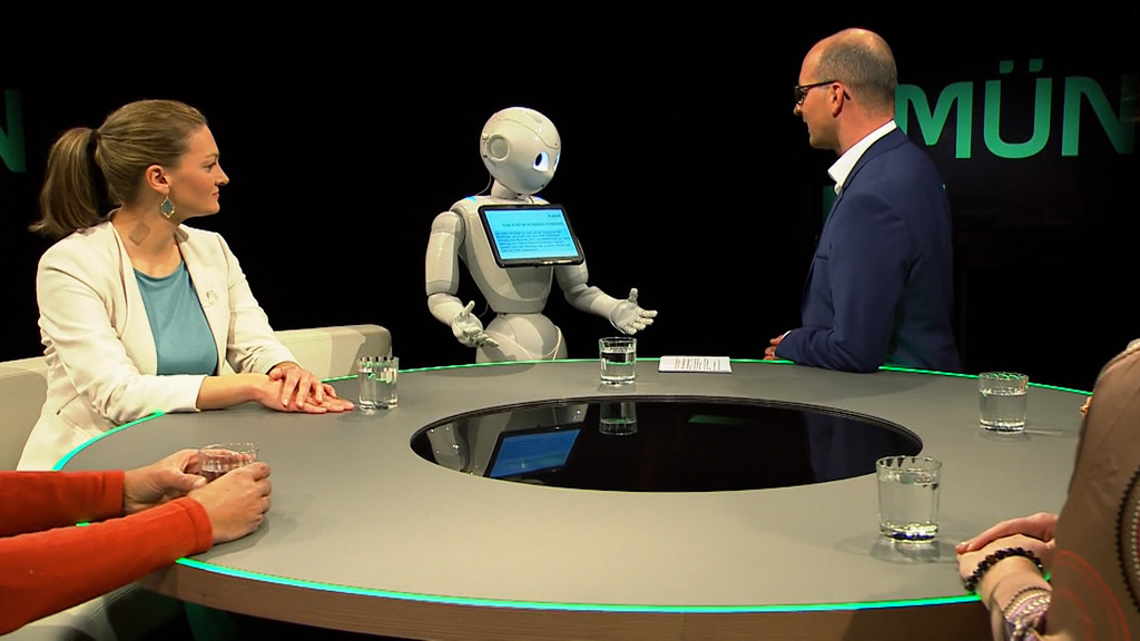 TV-Premiere: Roboter Pepper diskutiert mit in der Münchner Runde.