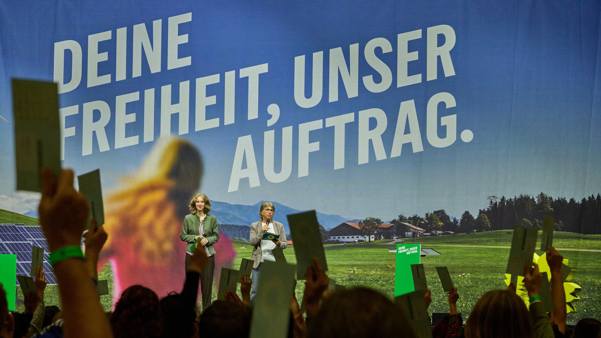 Grünen Landesdelegiertenversammlung in Landshut mit Lettenbauer und Sengl | Bild: picture alliance/dpa | Peter Kneffel Grünen Landesdelegiertenversammlung in Landshut mit Lettenbauer und Sengl