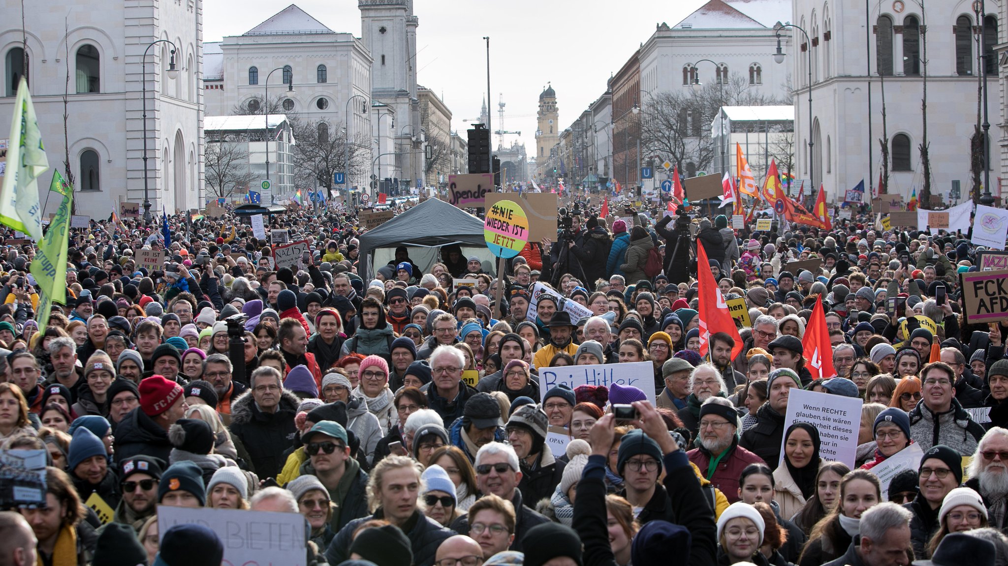 Über 100.000 Demonstranten protestieren rund um das Siegestor sowie in der Ludwigstraße und Leopoldstraße gegen Rechtsextremismus.