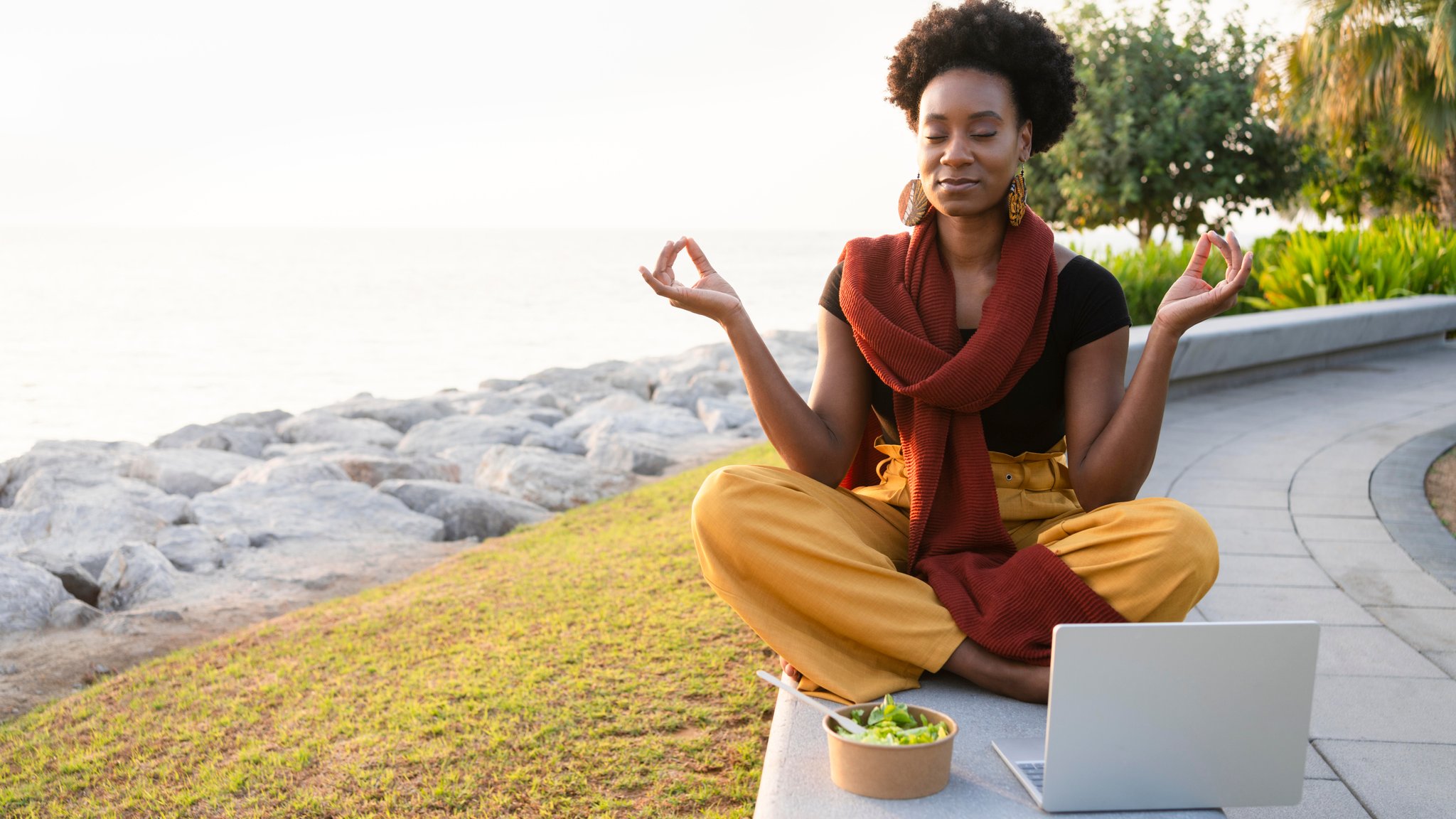 Im Kampf um Fachkräfte müssen Arbeitgeber kreativ sein. Neu ist jetzt "Workation" – also eine Mischung aus work und vacation – Arbeit und Urlaub.