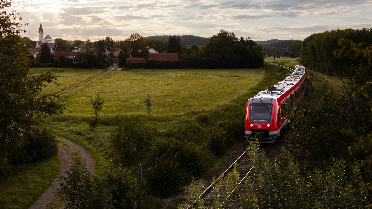Ein Zug fährt auf einer eingleisigen Bahnstrecke. | Bild: Stadtwerke Neu-Ulm. Ein Zug fährt auf einer eingleisigen Bahnstrecke.