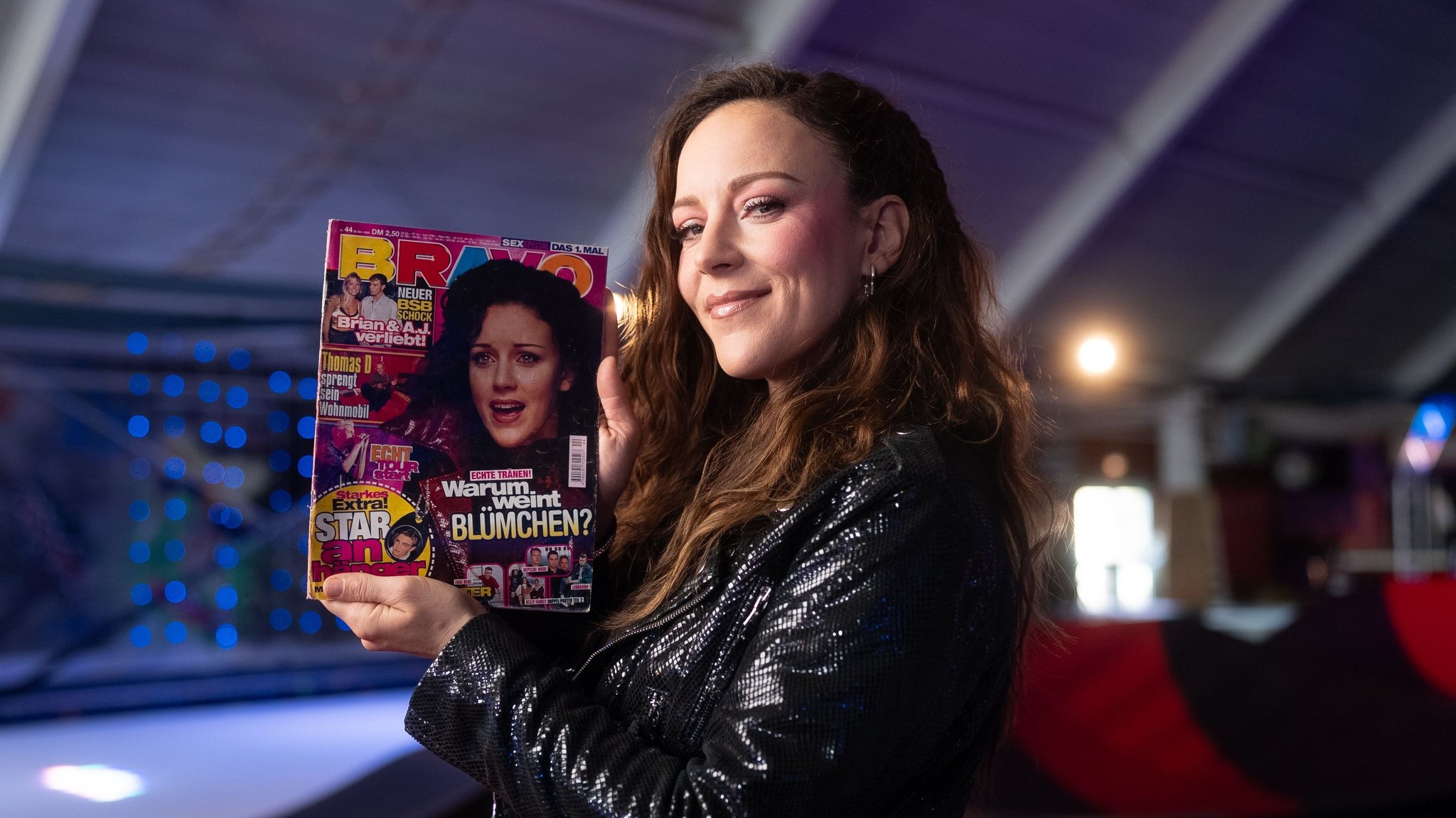 Jasmin Wagner mit einem ihrer Bravo-Cover | Bild: ARD Kultur Jasmin Wagner mit einem ihrer Bravo-Cover
