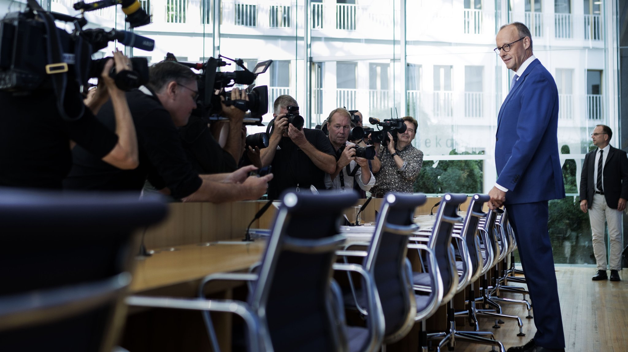 Friedrich Merz steht vor zahlreichen Journalisten und lässt sich fotografieren. 