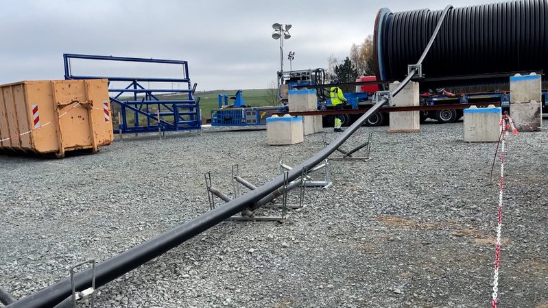 Im Landkreis Hof verlegt Netzbetreiber Tennet die ersten Erdkabel für die Trasse Südostlink. | Bild: BR Im Landkreis Hof verlegt Netzbetreiber Tennet die ersten Erdkabel für die Trasse Südostlink.