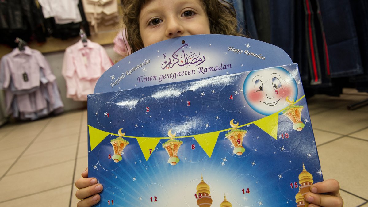 Ein Kind hält einen Ramadan-Kalender in seinen Händen (Archivbild von 2015)
