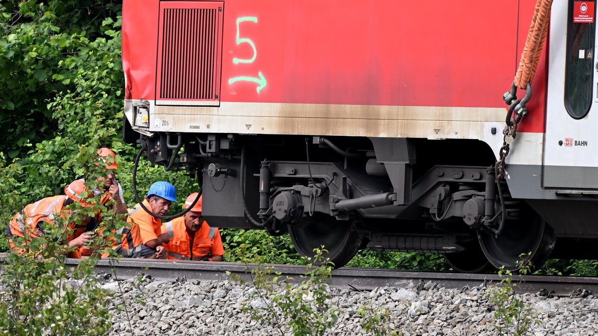 Nach dem Zugunglück in Burgrain bei Garmisch-Partenkirchen Anfang Juni  werden die letzten Zugteile geborgen. 