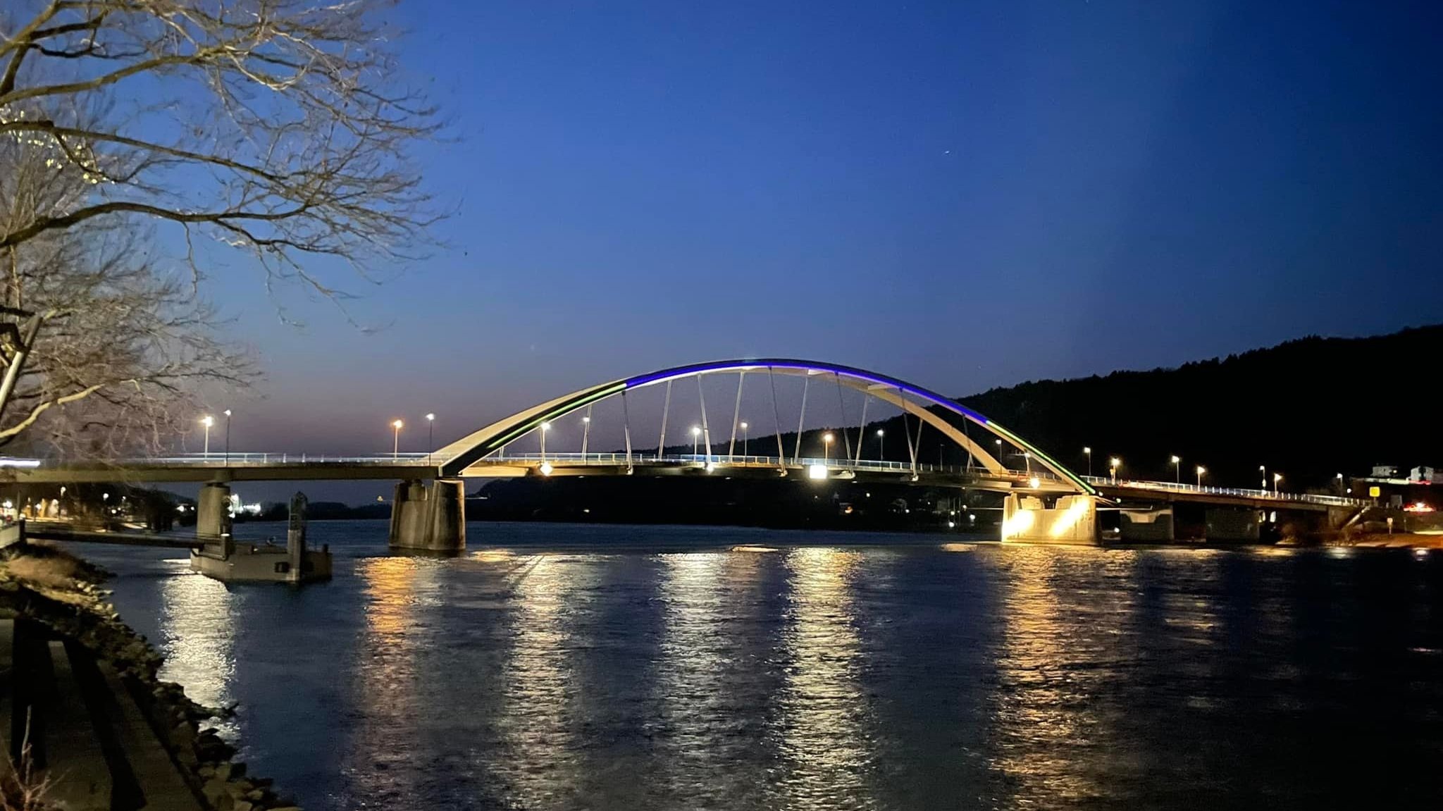 Die Marienbrücke in Vilshofen ist in die ukrainischen Farben getaucht. 