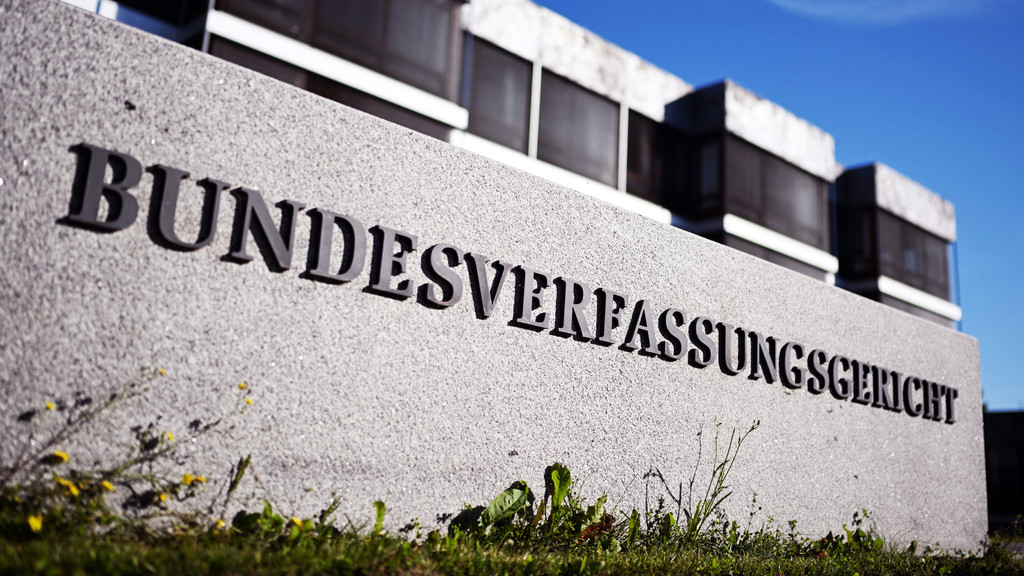 Außenaufnahme des Bundesverfassungsgerichts, mit dem Schriftzug "Bundesverfassungsgericht".