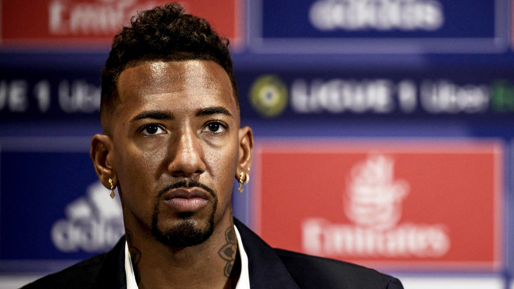 Jerome Boateng bei einer Pressekonferenz in Lyon