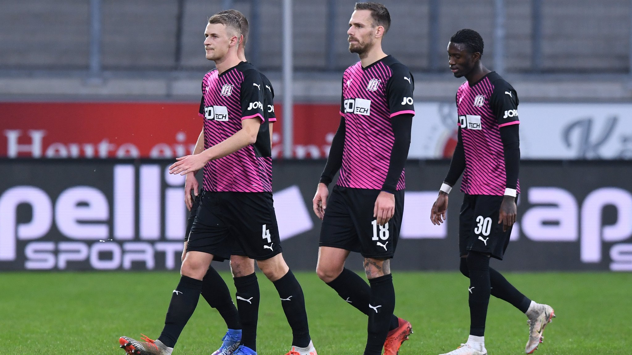 MSV Duisburg - VfL Osnabrück, 19.12.2021 in Duisburg: Aaron Opoku (Osnabrück), rechts - verlässt nach rassistischen Beleidigungen das Spielfeld.