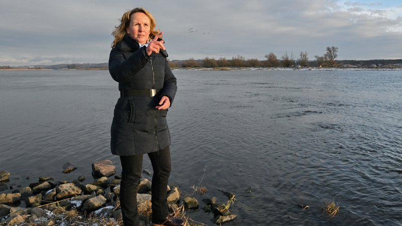 Steffi Lemke (Grüne), Bundesumweltministerin, steht an einem Fluss (Archivbild)