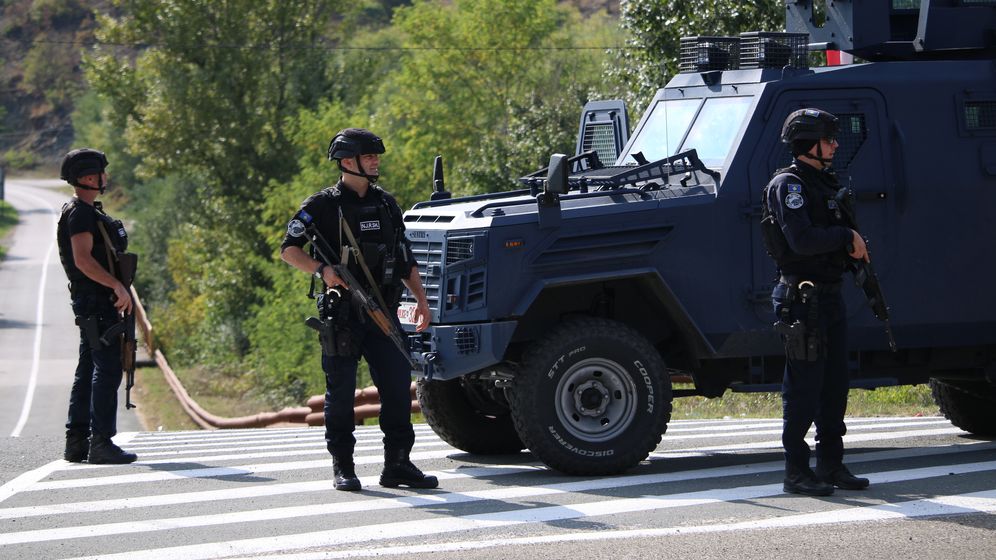 Kosovarische Polizisten und KFOR-Einheiten in Zvecan, Kosovo | Bild:picture alliance / AA | Erkin Keci
