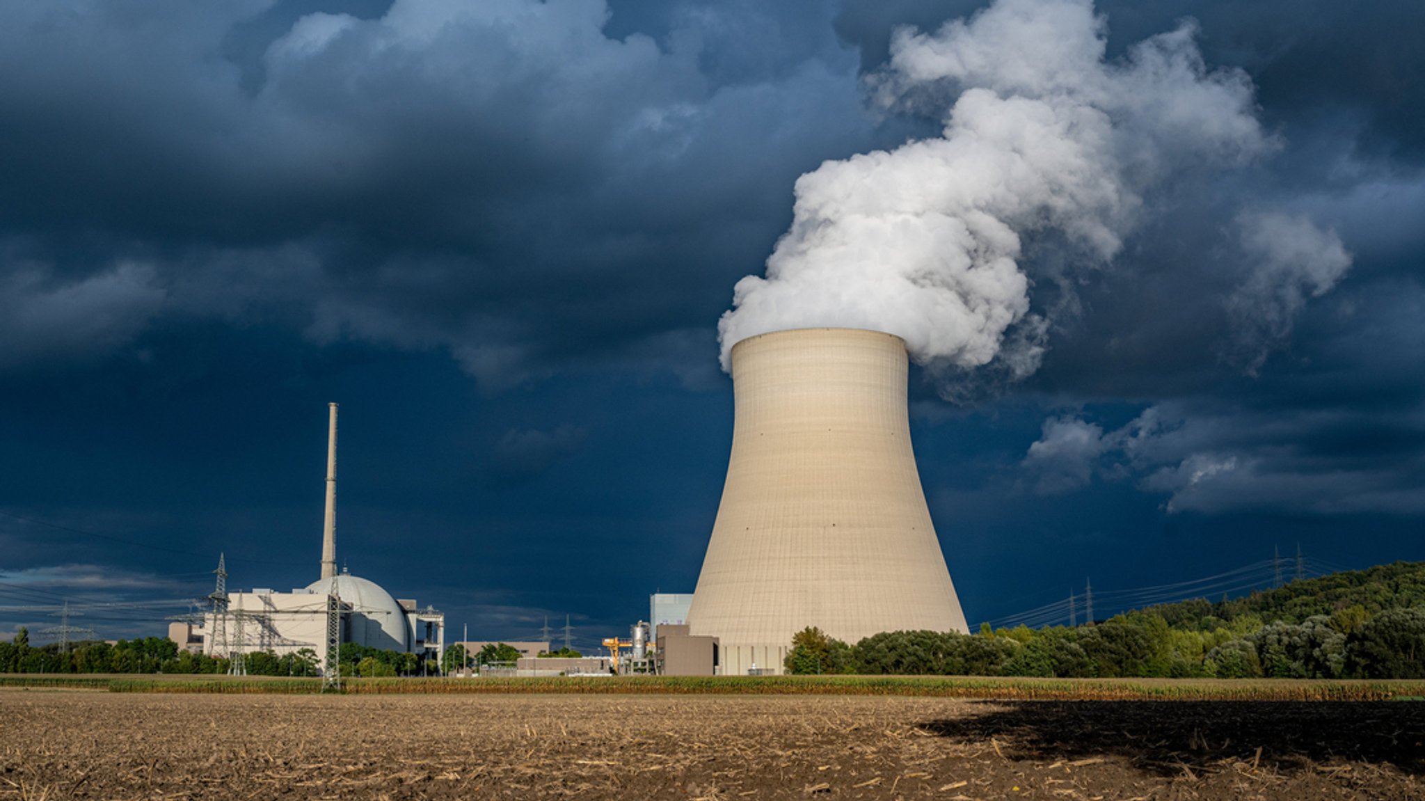 Kühlturm des Atomkraftwerks Isar 2