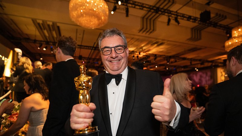 Er hält seinen dritten Oscar in Händen: der Spezialeffekte-Künstler Gerd Nefzer | Bild: picture alliance / ZUMAPRESS.com | AMPAS Er hält seinen dritten Oscar in Händen: der Spezialeffekte-Künstler Gerd Nefzer