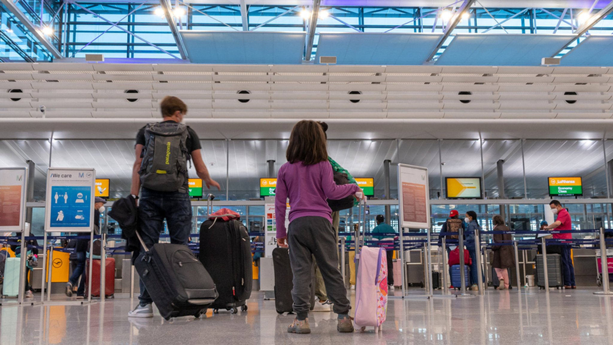 Reisende am Flughafen München (Archivbild).