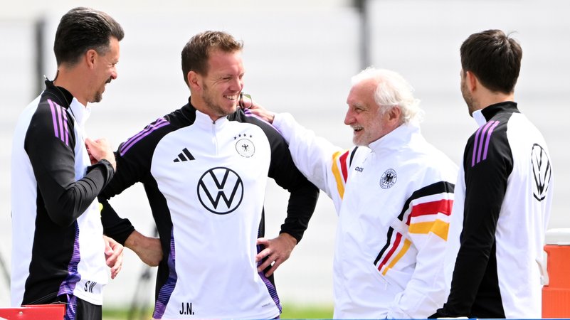 Julian Nagelsmann mit DFB-Sportdirektor Rudi Völler | Bild: picture-alliance/dpa Julian Nagelsmann mit DFB-Sportdirektor Rudi Völler
