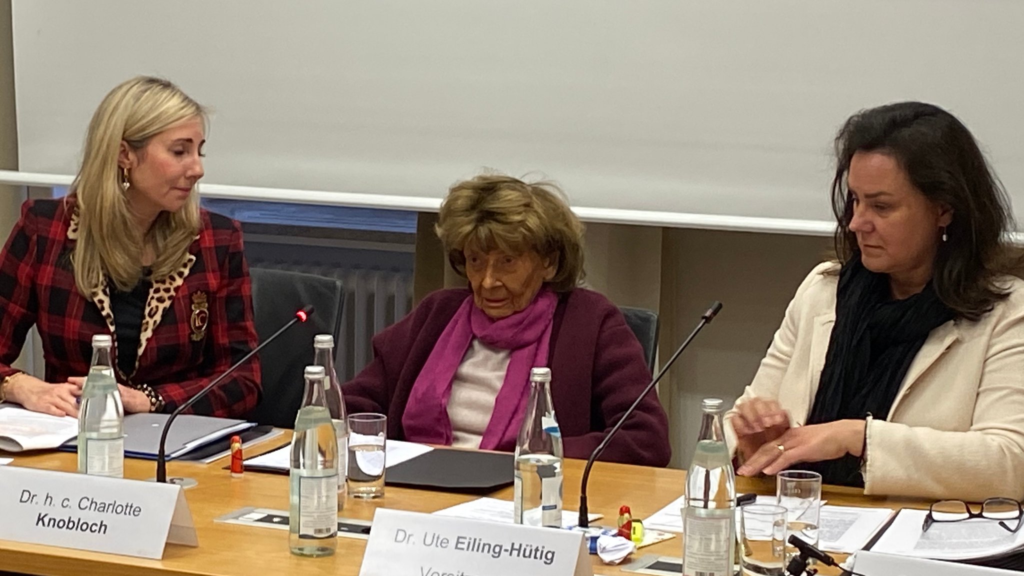 Yat Vashem: Anna Stolz, Charlotte Knobloch und Ute Eiling-Hütig im Bildungsausschuss des Landtags