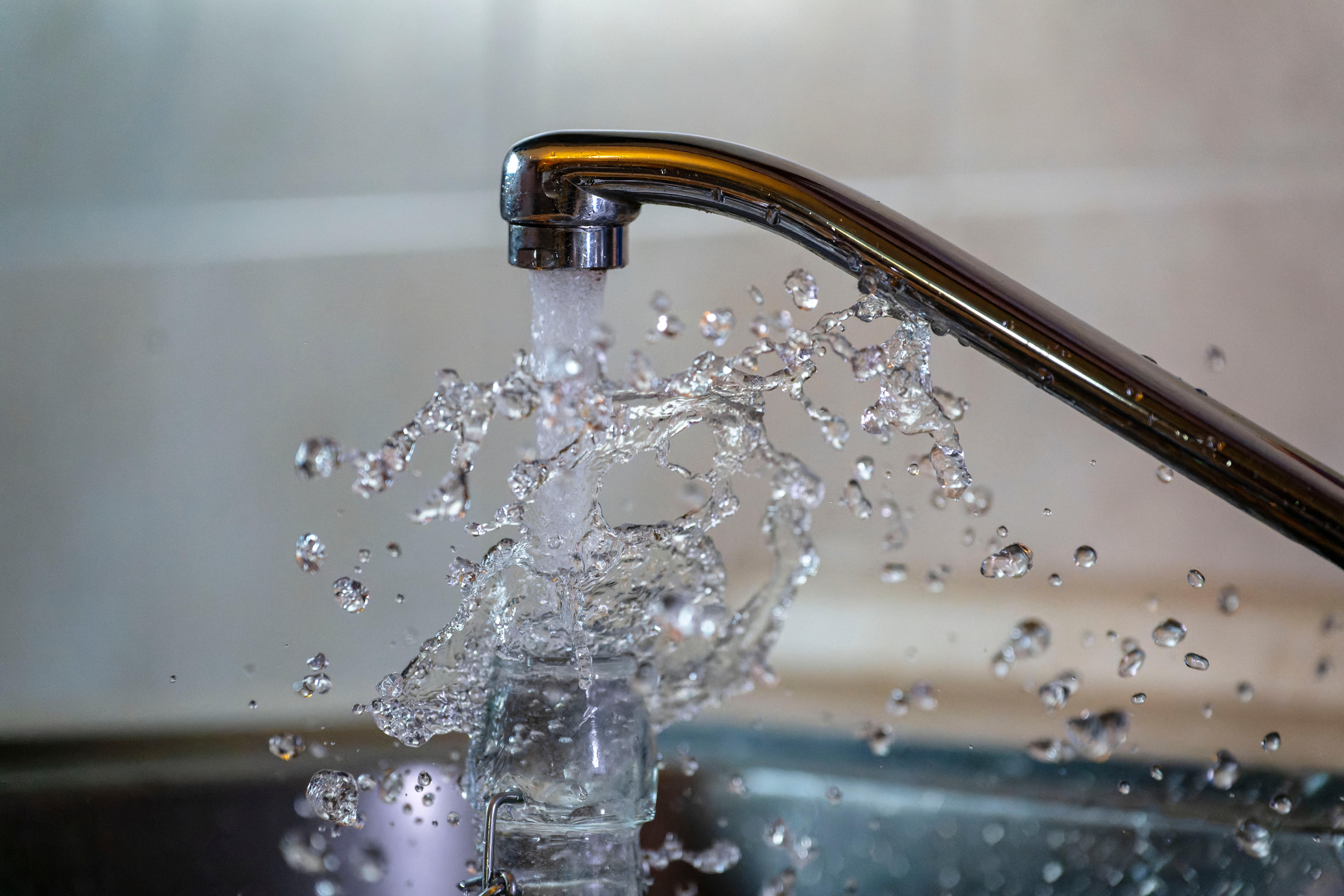 Seltene Einigkeit: Alle Parteien und Experten im Landtag halten das bayerische Trinkwasser für unbedingt schützenswert.