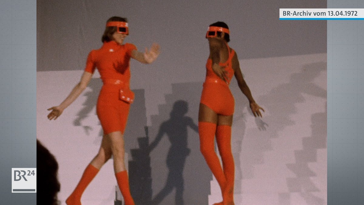 Zwei Models in roter, futuristischer Kleidung