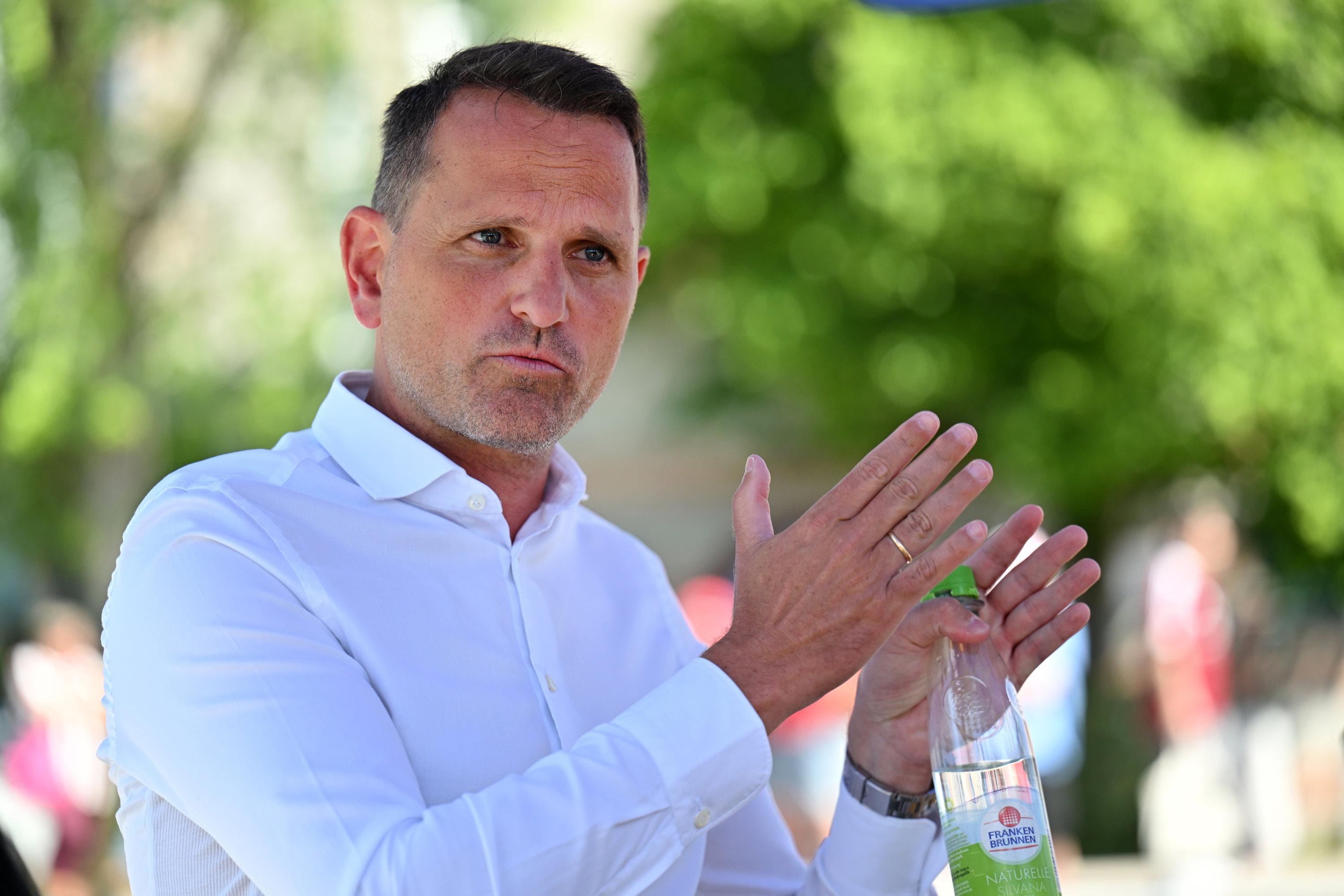 ARCHIV - 24.06.2025, Bayern, Nürnberg: Fußball: 2. Bundesliga, Trainingsauftakt 1. FC Nürnberg. Nürnbergs Sport-Vorstand Joti Chatzialexiou spricht nach dem Training zu Medienvertretern. (zu dpa: «Scouting neu denken: 1. FC Nürnberg setzt auf Daten») Foto: Martin Schutt/dpa +++ dpa-Bildfunk +++