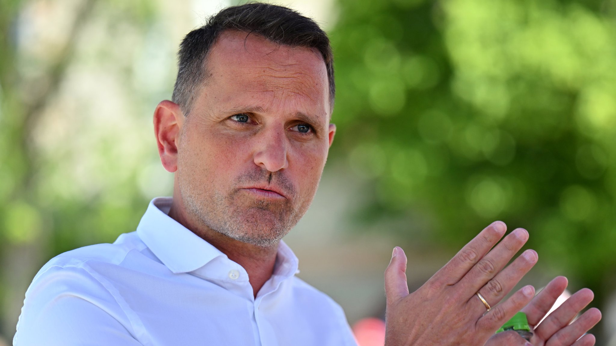 ARCHIV - 24.06.2025, Bayern, Nürnberg: Fußball: 2. Bundesliga, Trainingsauftakt 1. FC Nürnberg. Nürnbergs Sport-Vorstand Joti Chatzialexiou spricht nach dem Training zu Medienvertretern. (zu dpa: «Scouting neu denken: 1. FC Nürnberg setzt auf Daten») Foto: Martin Schutt/dpa +++ dpa-Bildfunk +++