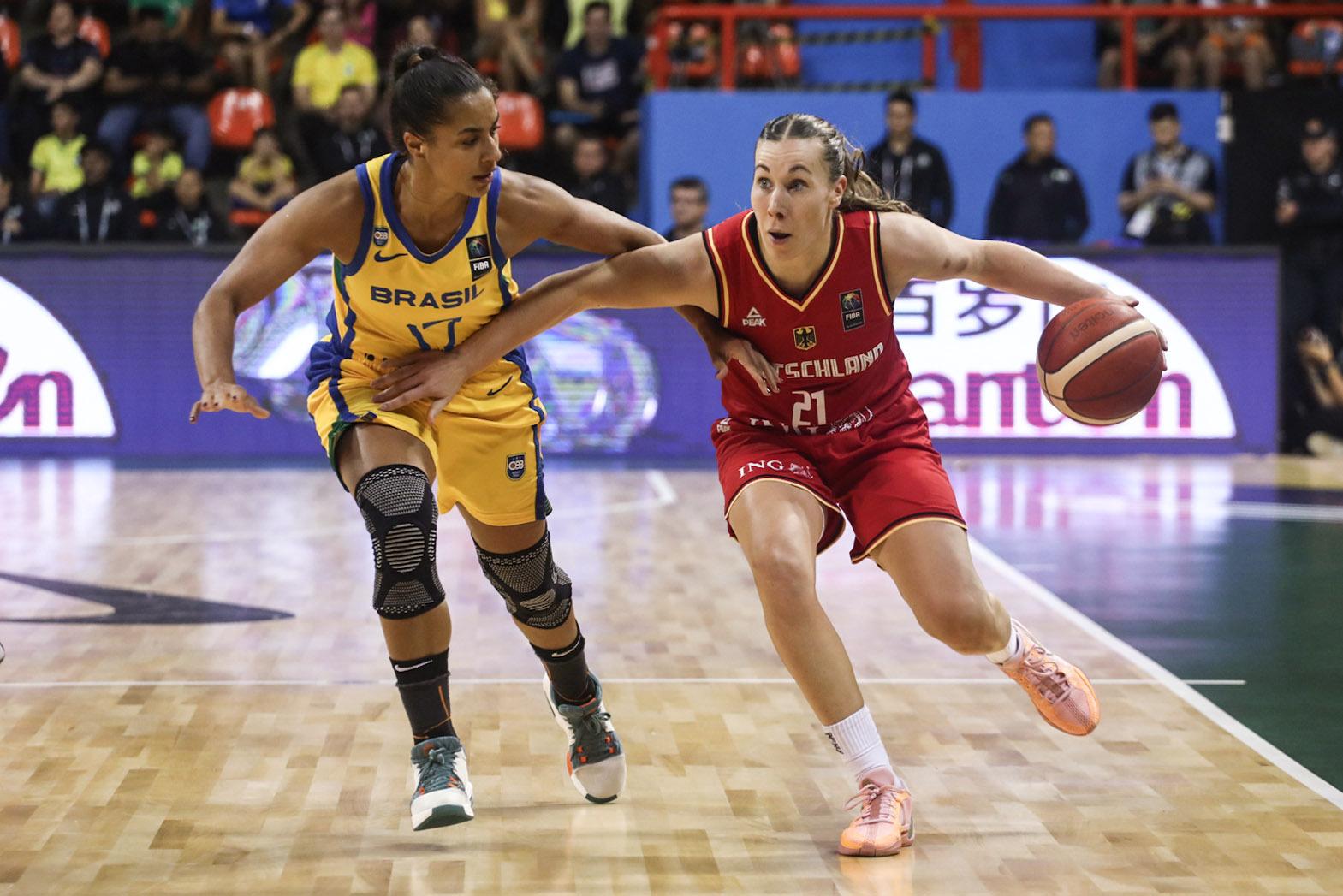 Svenja Brunckhorst (r) aus Deutschland im Zweikampf mit Cacá Martins (l) aus Brasilien.