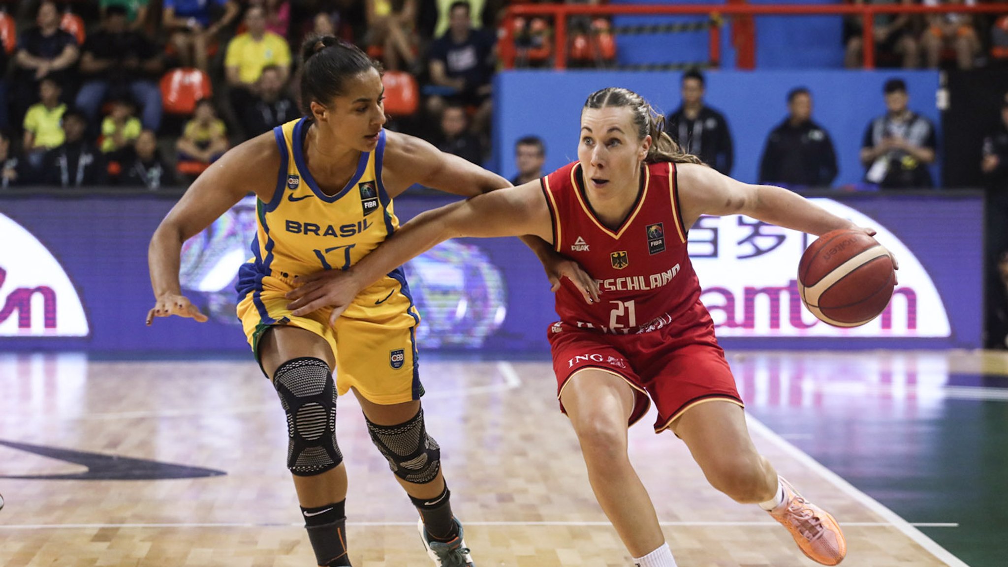 Svenja Brunckhorst (r) aus Deutschland im Zweikampf mit Cacá Martins (l) aus Brasilien.