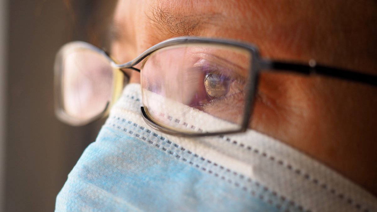 Noch zeigt keine Studie eindeutig, dass eine Brille vor Coronaviren schützen würde.