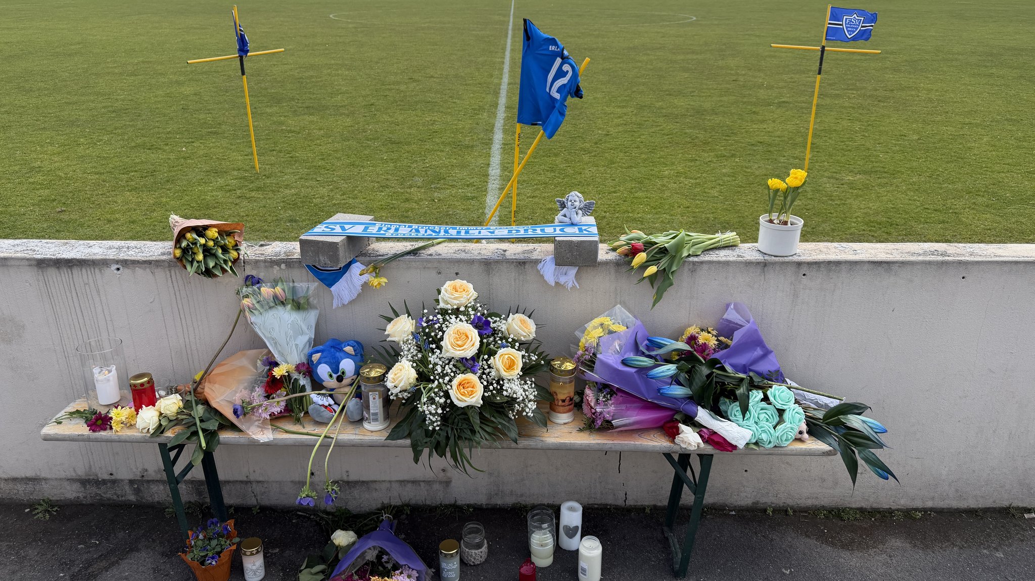Blumen auf dem Gelände des FSV Erlangen-Bruck