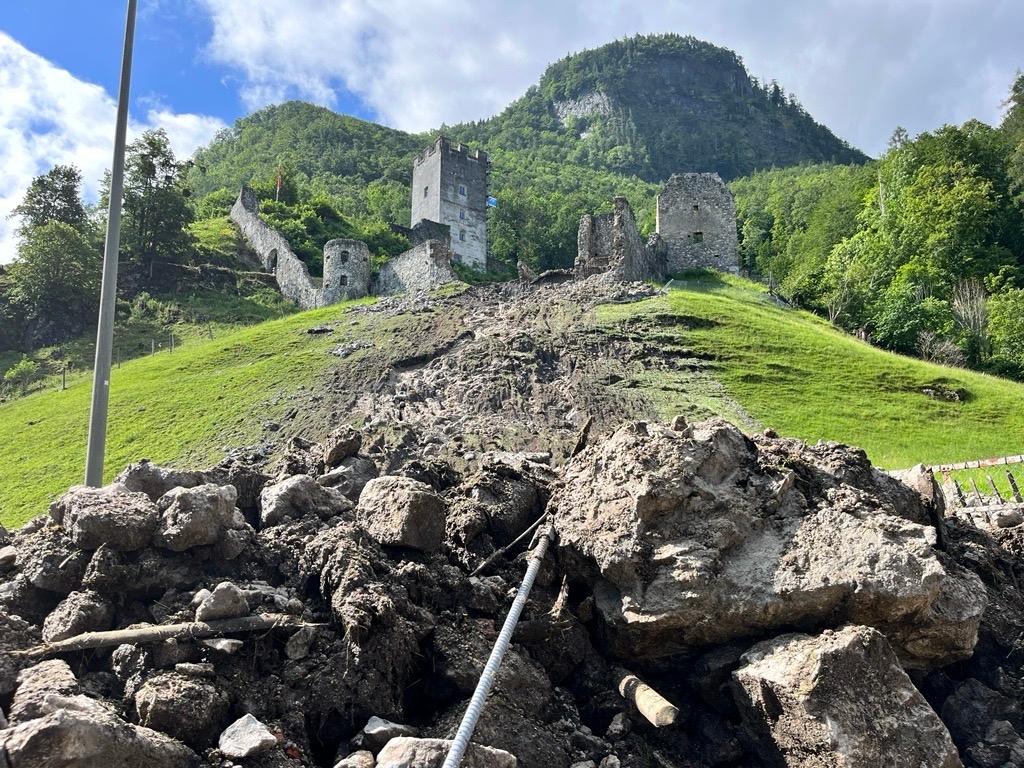 Murenabgang von der Burgruine Falkenstein.