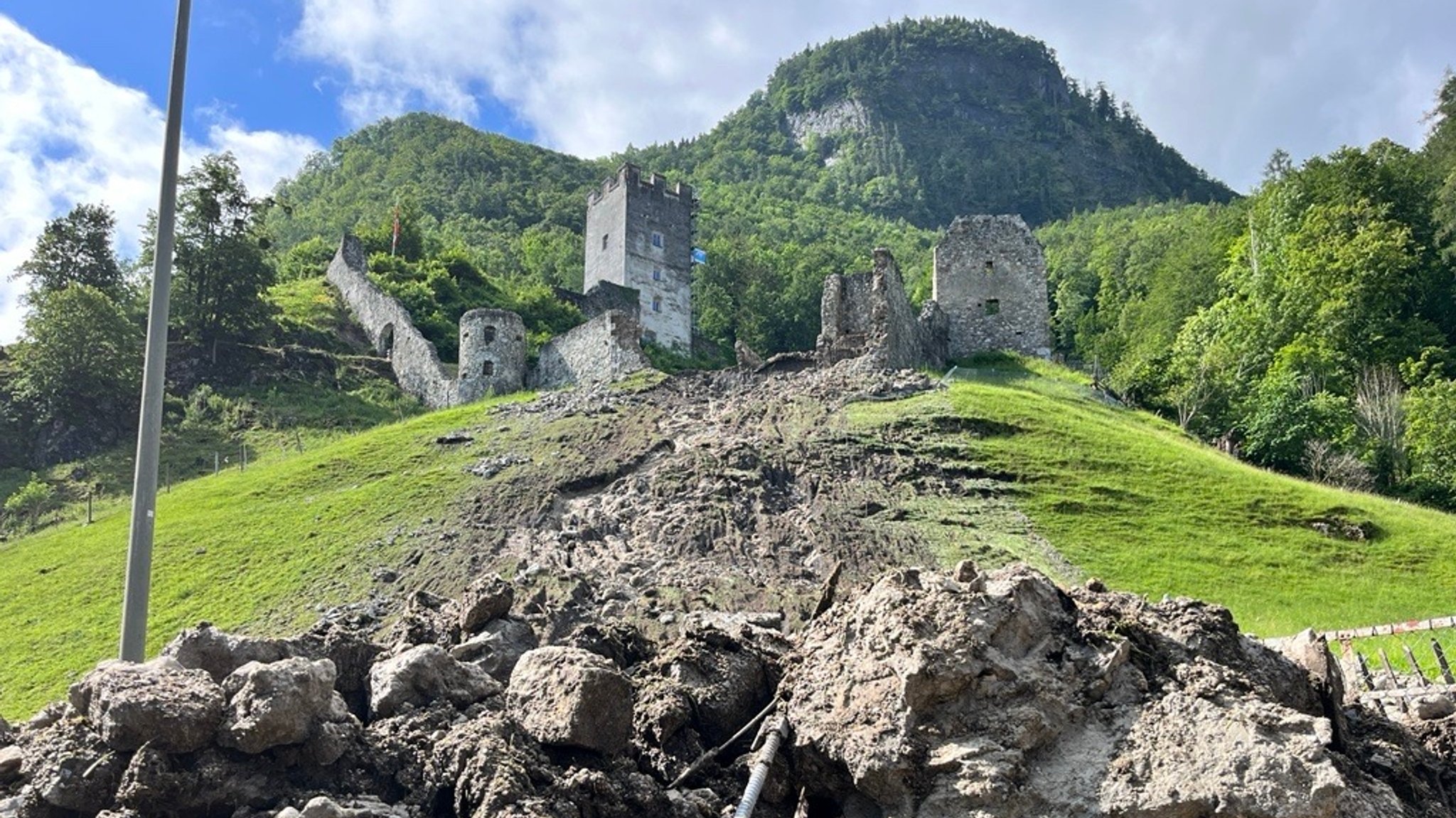 Murenabgang von der Burgruine Falkenstein.