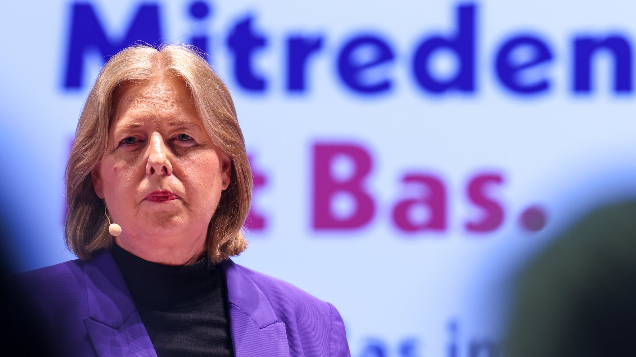 Bundesarbeitsministerin Bärbel Bas (SPD) bei einer Dialogrunde im Juni. Die Politikerin denkt aktuell laut darüber nach, auch Beamte in die gesetzliche Rente einbezahlen zu lassen.