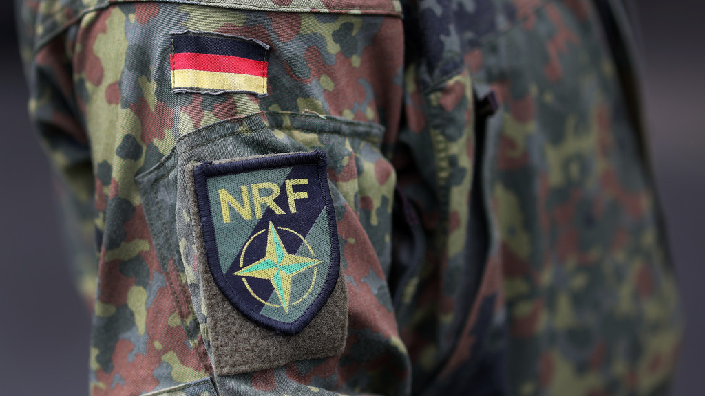 Ein Soldat des Logistikbataillons 171 des Bundeswehr trägt ein Abzeichen der Eingreiftruppe NATO Response Force (NRF)
